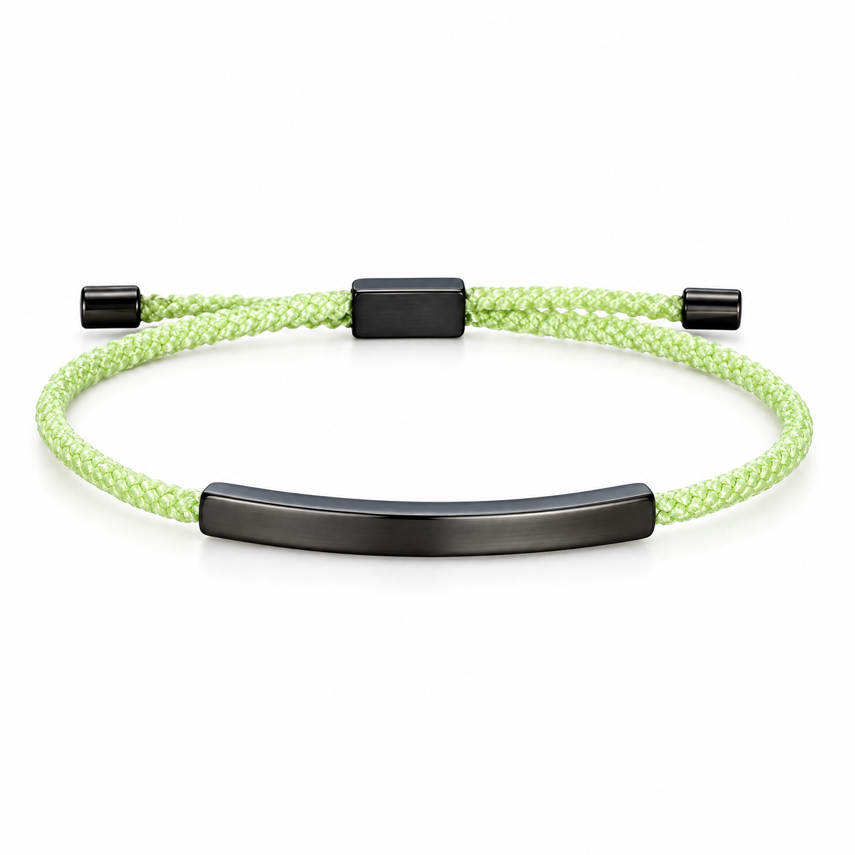 Packshot studio bracelet Doums Vert pomme, cordon macramé tressé avec plaque longue et fermoir coulissant noir.