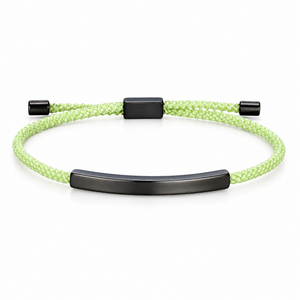 Packshot studio bracelet Doums Vert pomme, cordon macramé tressé avec plaque longue et fermoir coulissant noir.