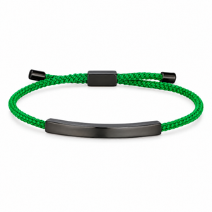 Packshot studio bracelet Doums Vert, cordon macramé tressé avec plaque longue et fermoir coulissant noir.