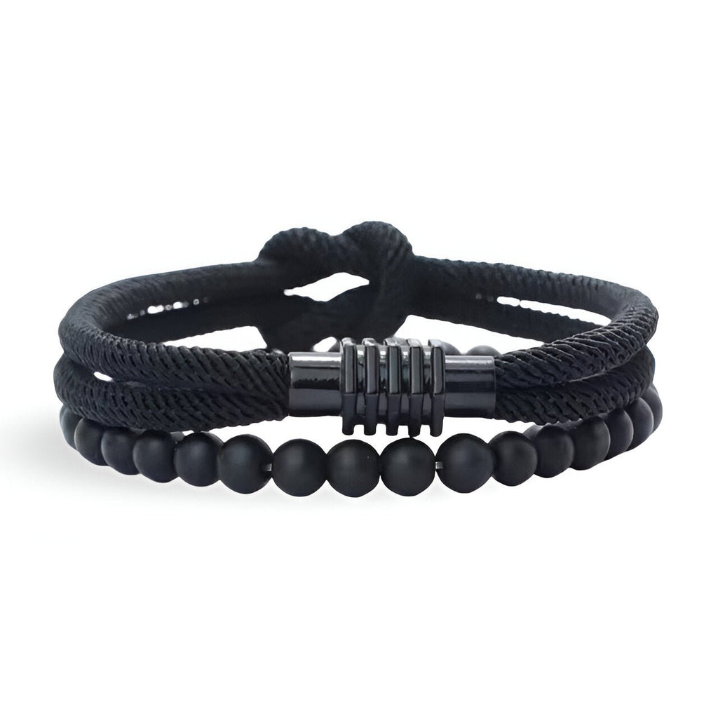 Duo de bracelets noirs, un en cordon tressé avec nœud coulissant et un en perles d'onyx matte.