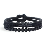 Duo de bracelets noirs, un en cordon tressé avec nœud coulissant et un en perles d'onyx matte.