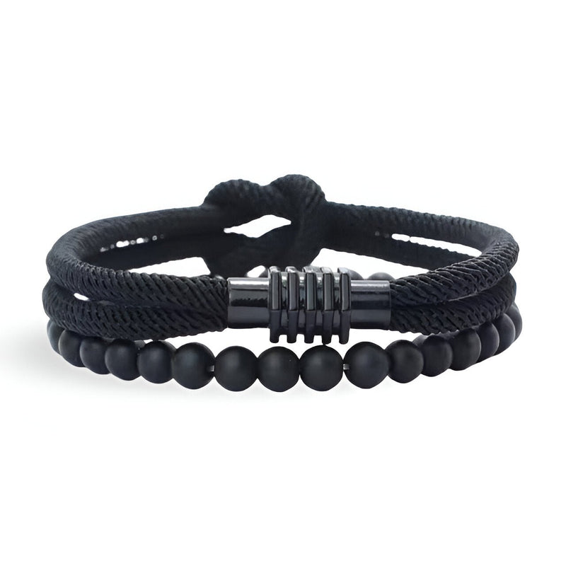 Duo de bracelets noirs, un en cordon tressé avec nœud coulissant et un en perles d'onyx matte.