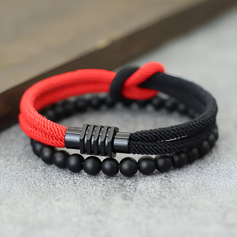 Duo de bracelets cordon rouge et noir avec perles d'onyx mat et noeud central noir en métal.