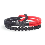 Duo de bracelets pour homme en cordon rouge et noir avec perles d'onyx noires et noeud central en métal noir.