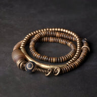 Duo de bracelets en perles de bois marron avec accents en cuivre et pierre d'agate noire avec motif cercle.