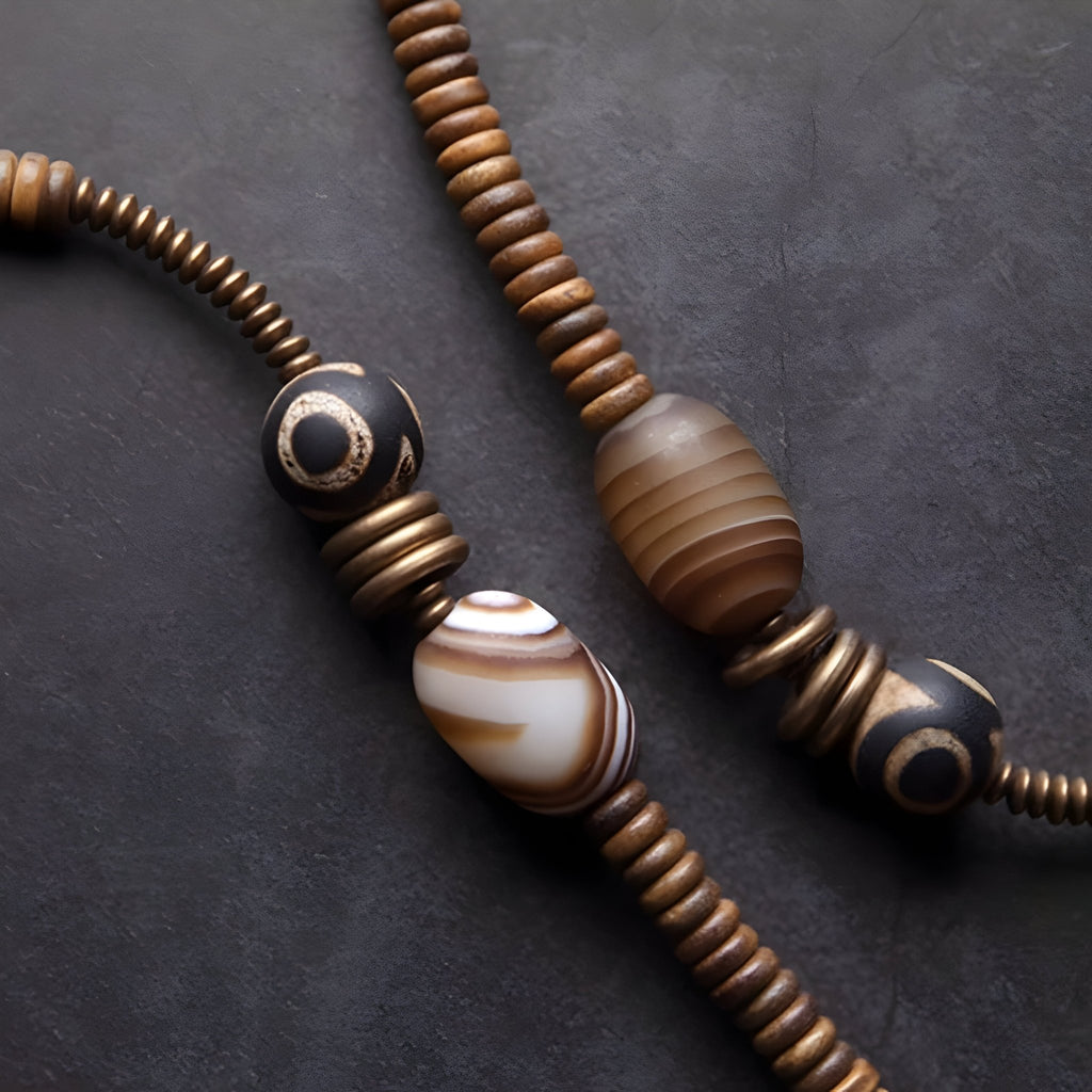 Duo de bracelets marron en bois et cuivre avec pierres d'agate marbrées et perles rondes sculptées.