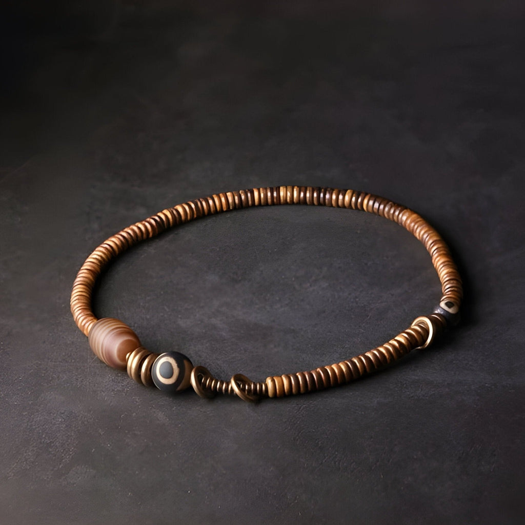 Duo de bracelets marron en bois avec perles en cuivre et pierre d'agate noire circulaire.