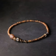 Duo de bracelets marron en bois avec perles en cuivre et pierre d'agate noire circulaire.