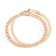 Duo de bracelets à maille en acier inoxydable doré, un à maillons larges, l'autre à maillons fins et plats.