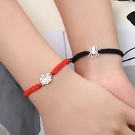 Duo de bracelets cordon rouge avec toile d’araignée argentée et noir avec araignée argentée.