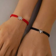 Duo de bracelets cordon rouge et noir avec araignée et toile d'araignée en métal argenté.
