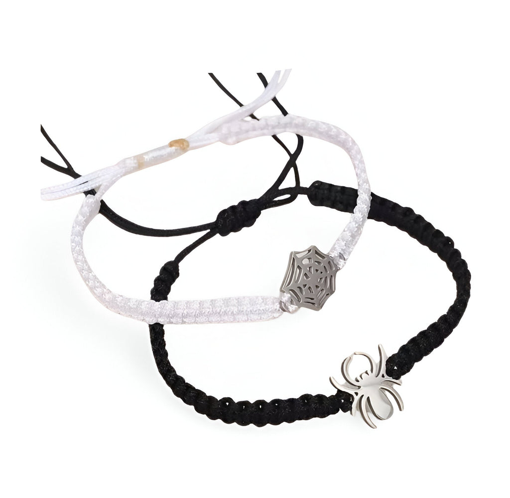 Duo de bracelets cordon blanc et noir avec pendentifs araignée en métal argenté.