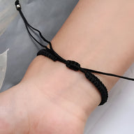 Bracelet cordon noir tressé avec fermoir coulissant ajustable pour poignet.