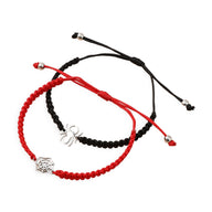 Duo de bracelets cordon rouge et noir avec pendentifs araignée et toile d'araignée argentés.