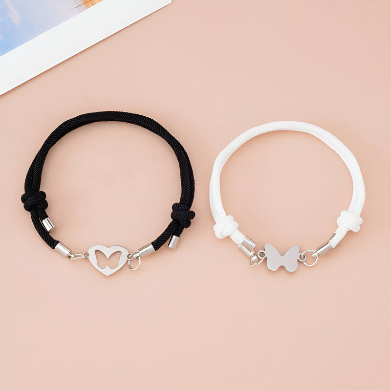 Duo de bracelets cordon noir cœur et blanc papillon avec fermoirs argentés, style mixte.