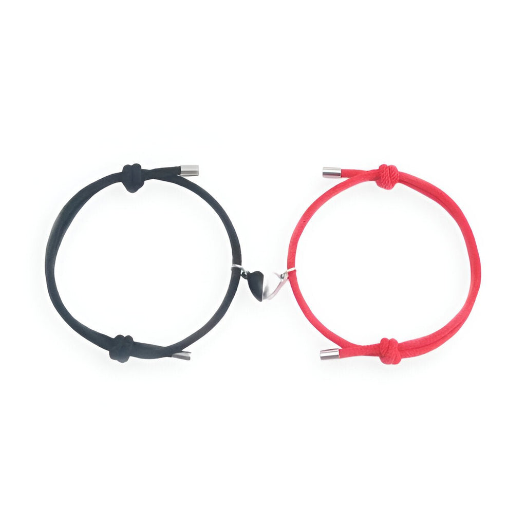 Duo de bracelets cordon noir et rouge avec cœurs magnétiques argentés, design simple et élégant.