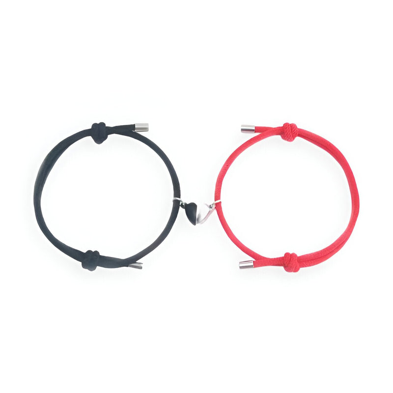 Duo de bracelets cordon noir et rouge avec cœurs magnétiques argentés, design simple et élégant.
