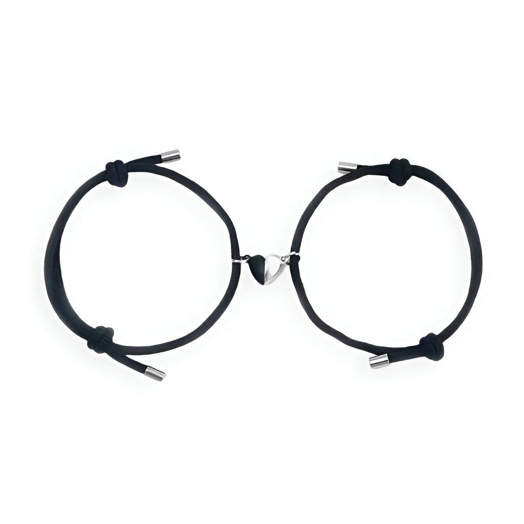 Duo de bracelets cordon noirs avec cœurs magnétiques argentés, design épuré et ajustable.