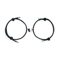 Duo de bracelets cordon noirs avec cœurs magnétiques argentés, design épuré et ajustable.