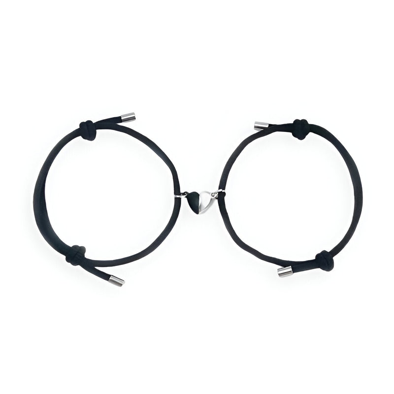 Duo de bracelets cordon noirs avec cœurs magnétiques argentés, design épuré et ajustable.