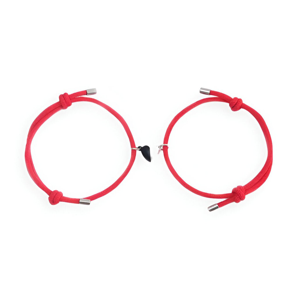 Duo de bracelets rouges en cordon avec cœurs aimantés noirs au centre.