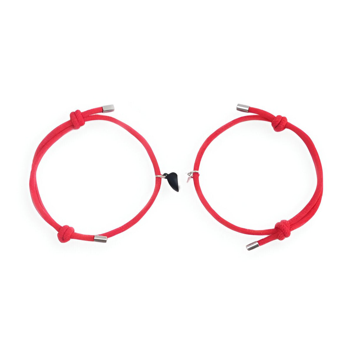 Duo de bracelets rouges en cordon avec cœurs aimantés noirs au centre.