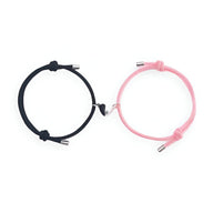 Duo de bracelets cordon noir et rose avec cœurs aimantés en métal argenté.