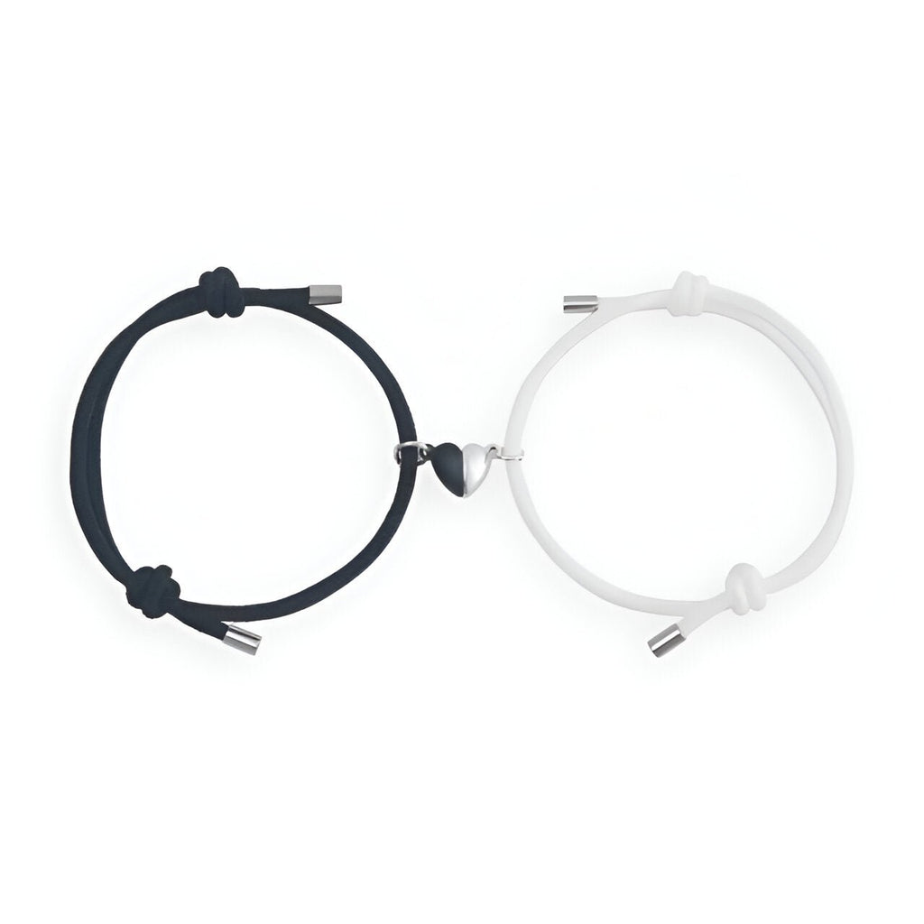 Duo de bracelets cordon noir et blanc avec cœur magnétique argenté au centre.