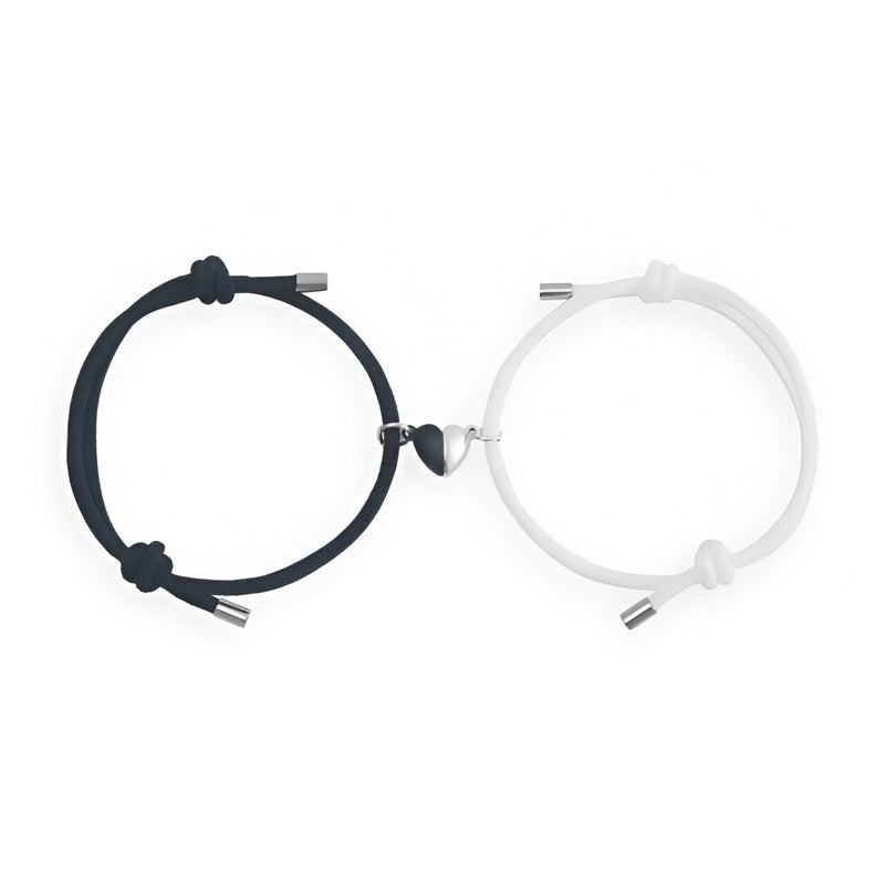 Duo de bracelets cordon noir et blanc avec cœur magnétique argenté au centre.