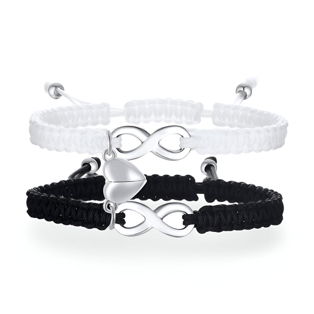 Duo de bracelets cordon macramé noir et blanc avec symboles infini et cœur en acier inoxydable.