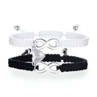 Duo de bracelets cordon macramé noir et blanc avec symboles infini et cœur en acier inoxydable.