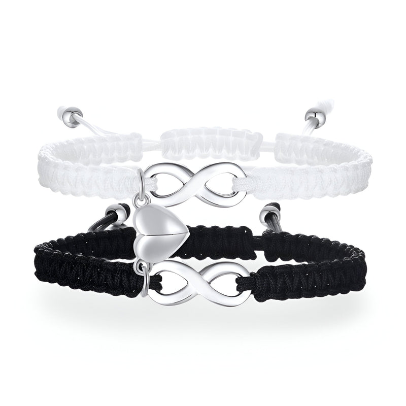 Duo de bracelets cordon macramé noir et blanc avec symboles infini et cœur en acier inoxydable.
