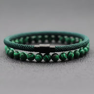 Duo de bracelets pour homme en malachite verte et cordon vert foncé avec fermoir noir magnétique.