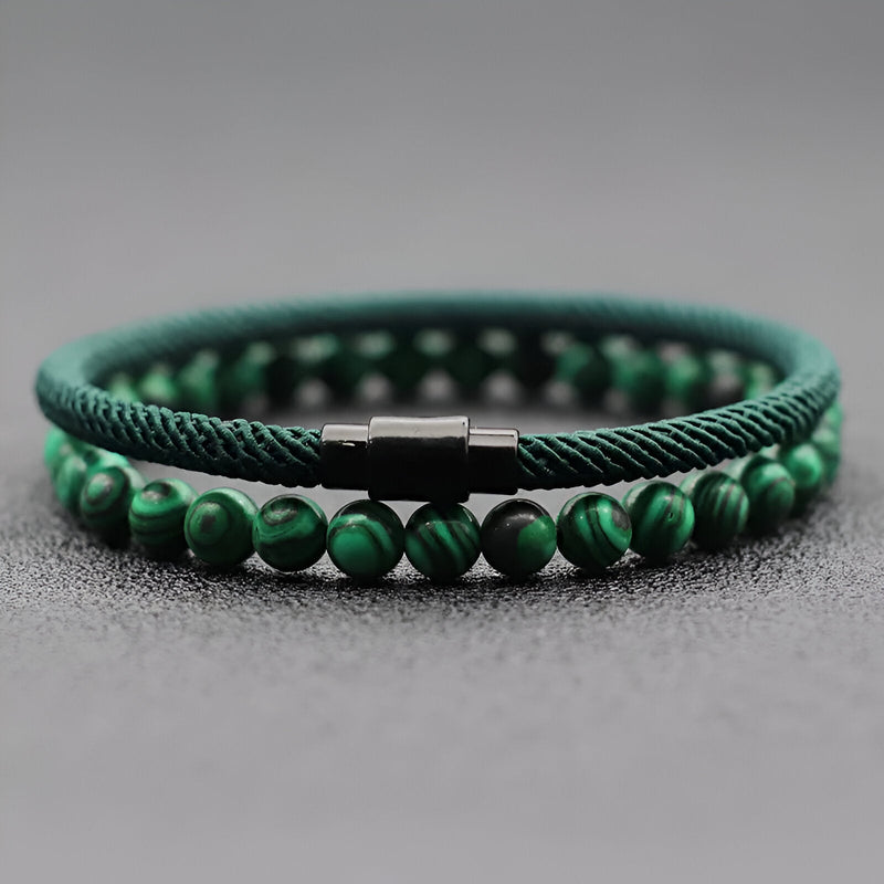 Duo de bracelets pour homme en malachite verte et cordon vert foncé avec fermoir noir magnétique.