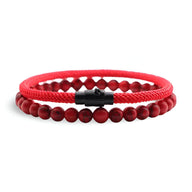 Duo de bracelets homme cordon rouge et perles rouges, fermoir noir mat, style épuré.
