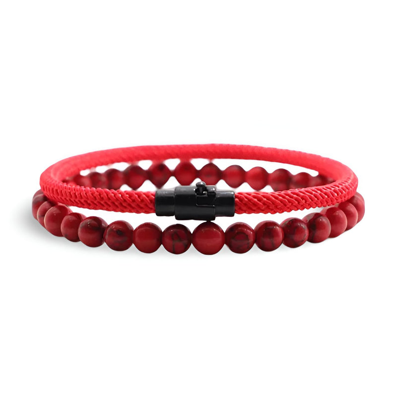 Duo de bracelets homme cordon rouge et perles rouges, fermoir noir mat, style épuré.