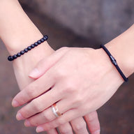 Duo de bracelets pour homme en pierres noires mattes et cordon noir ajustable.