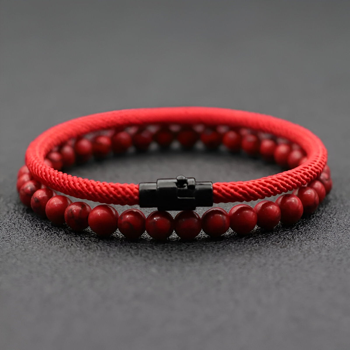 Duo de bracelets homme avec cordon rouge et pierres naturelles rouges, fermoir noir élégant.