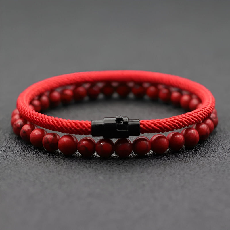 Duo de bracelets homme avec cordon rouge et pierres naturelles rouges, fermoir noir élégant.