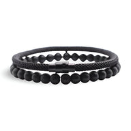 Duo de bracelets noirs pour homme, un cordon tressé et un en perles mates avec fermeture métallique noire.
