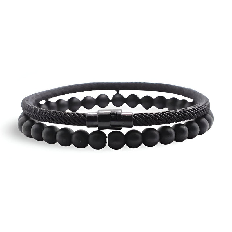 Duo de bracelets noirs pour homme, un cordon tressé et un en perles mates avec fermeture métallique noire.