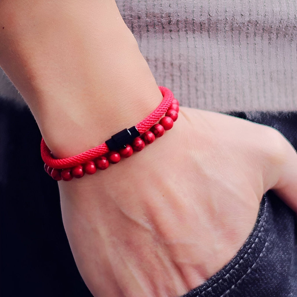 Duo de bracelets cordon rouge et perles naturelles rouges avec fermoir noir, pour homme.