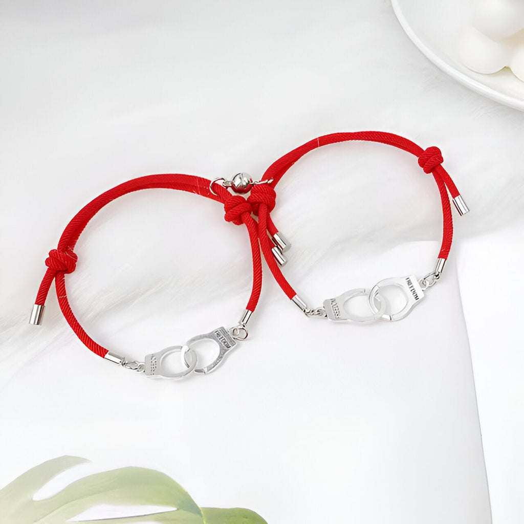 Duo de bracelets rouges en corde avec menottes argentées, style couple, modèle Siene.