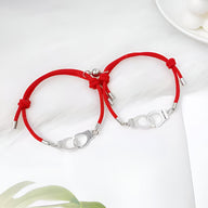 Duo de bracelets rouges en corde avec menottes argentées, style couple, modèle Siene.