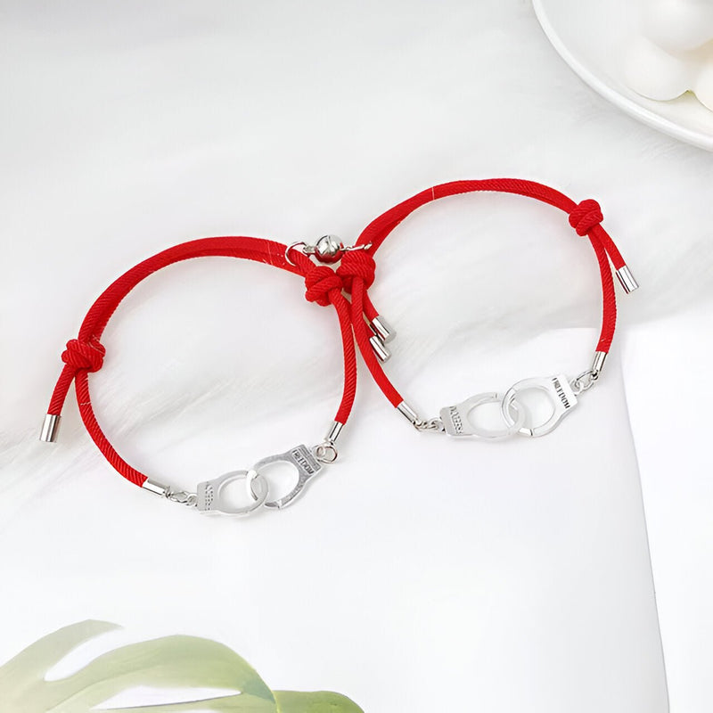 Duo de bracelets rouges en corde avec menottes argentées, style couple, modèle Siene.