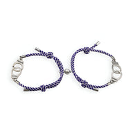 Duo de bracelets cordon bleu foncé avec breloques menottes argentées, style couple linked.