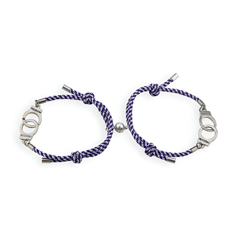 Duo de bracelets cordon bleu foncé avec breloques menottes argentées, style couple linked.