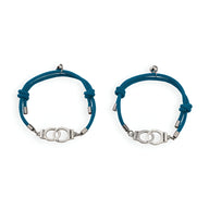 Duo de bracelets cordon bleu avec fermoirs en forme de menottes argentées, modèle Siene.