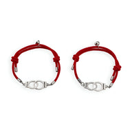 Duo de bracelets rouges en cordon avec fermoirs menottes en métal argenté, style couple.