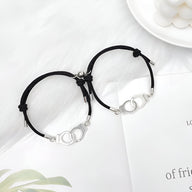 Duo de bracelets cordon noirs avec menottes argentées entrelacées, modèle Siene.